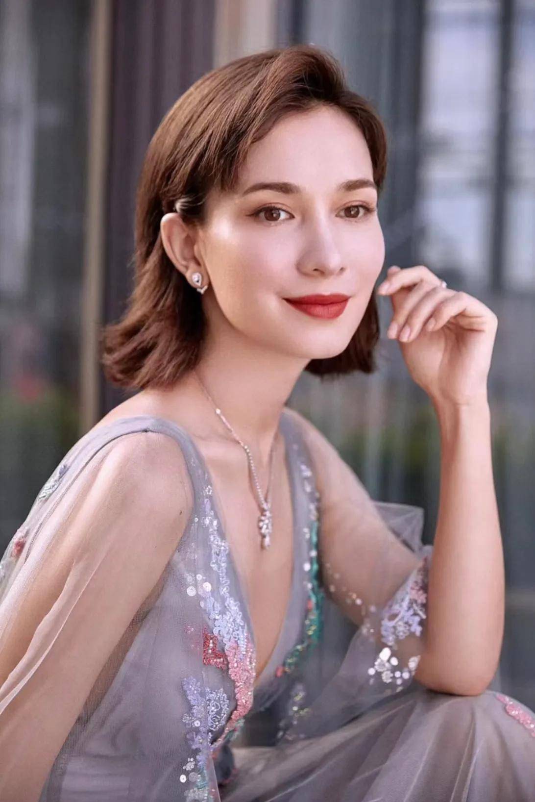 照的环节,主办方后来也安排了网红与明星合影,花三三当时与可心一组
