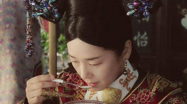 又到贵妃,直到咸丰皇帝驾崩后,她才母凭子贵,能够与孝贞显皇后两宫并