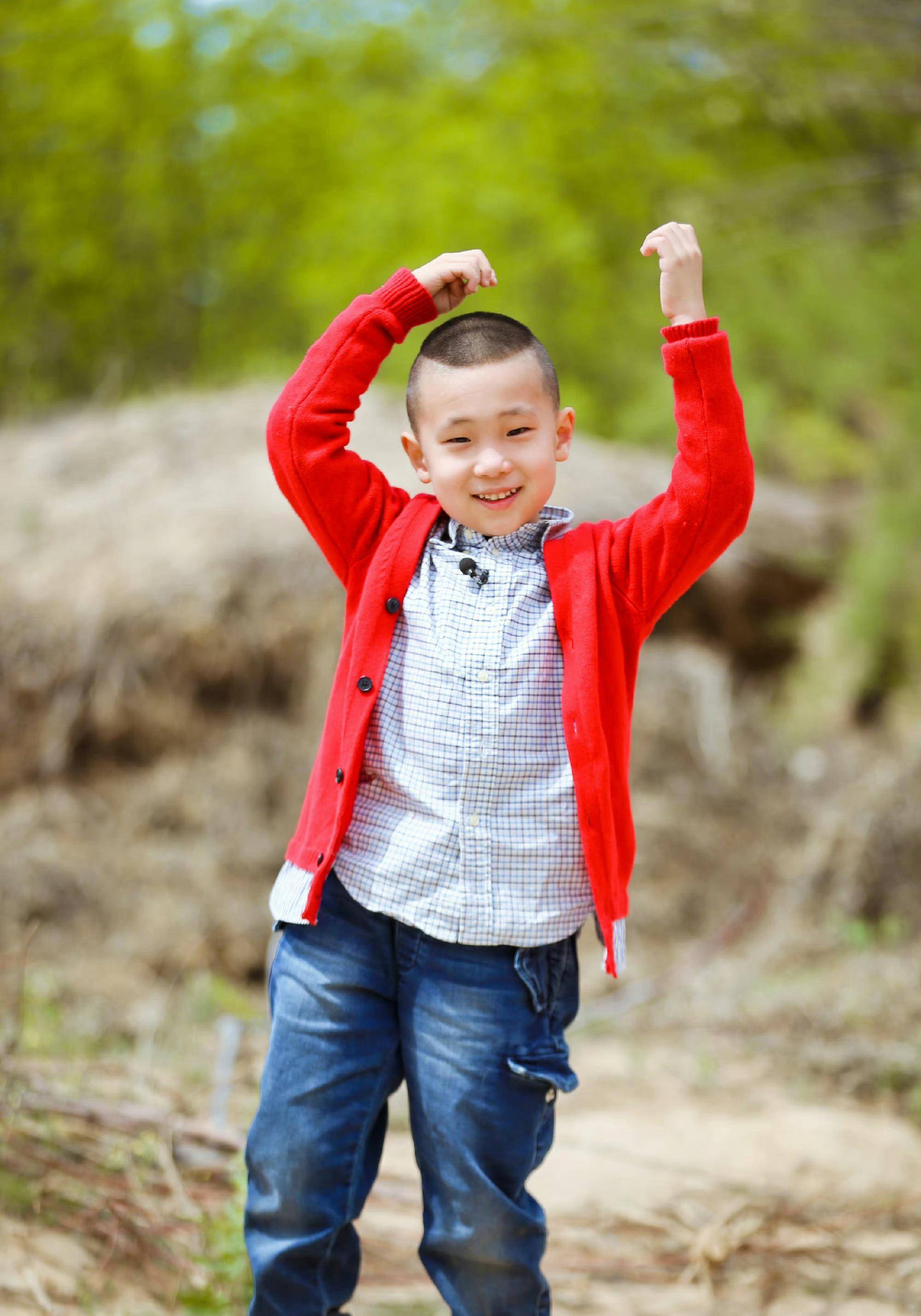 林永健老婆周冬齐晒儿子林大竣12岁近照,自信大方