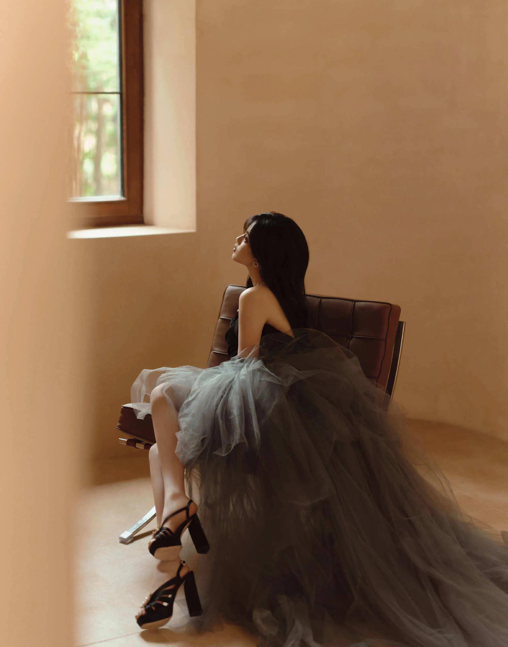 杨超越璀璨复古风格大片,抹胸纱裙一字肩,高贵典雅,性感美艳_妹妹