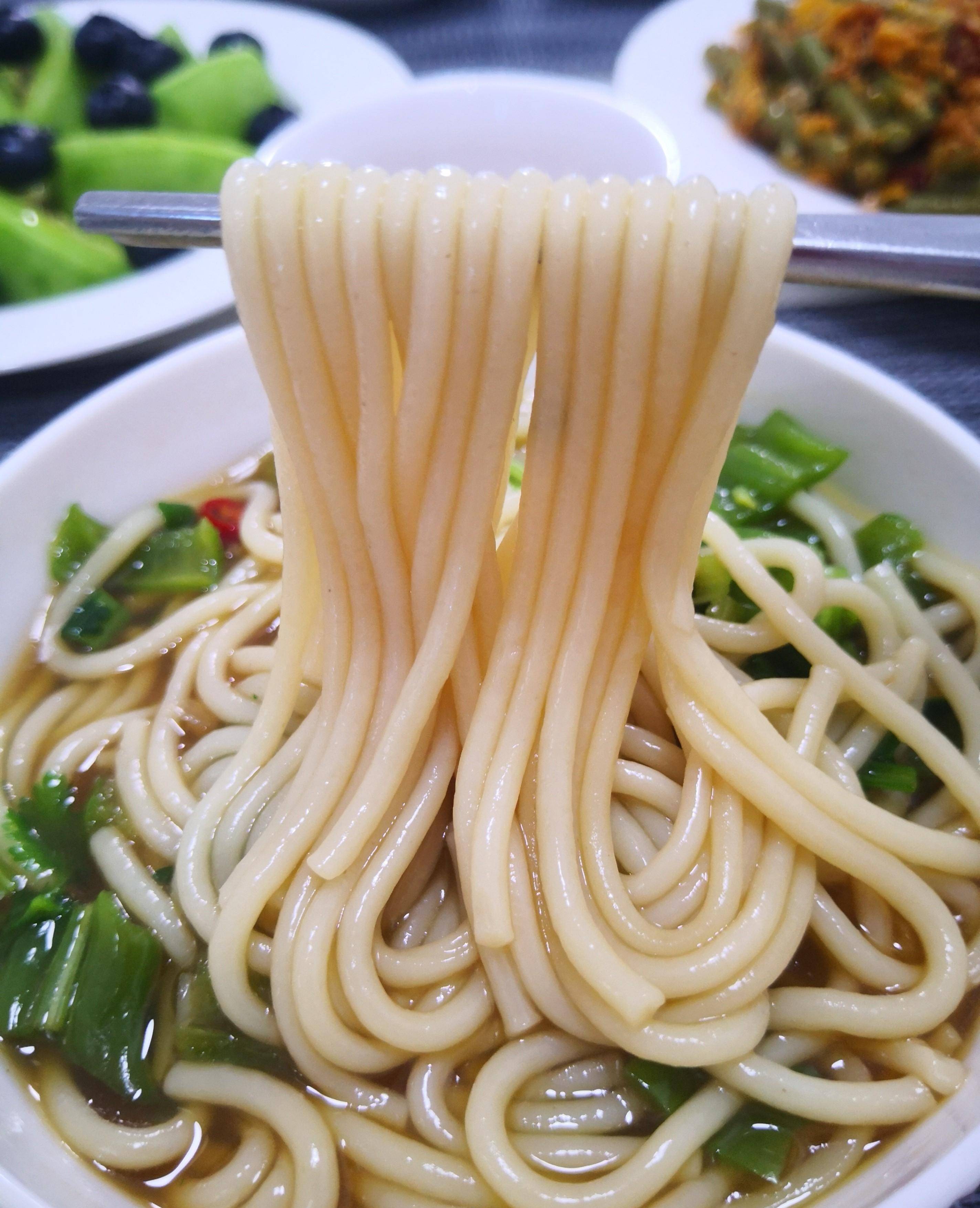 米线是买的成品,除了 大米粉,无其他添加,吃着更放心,缺点是米线属于