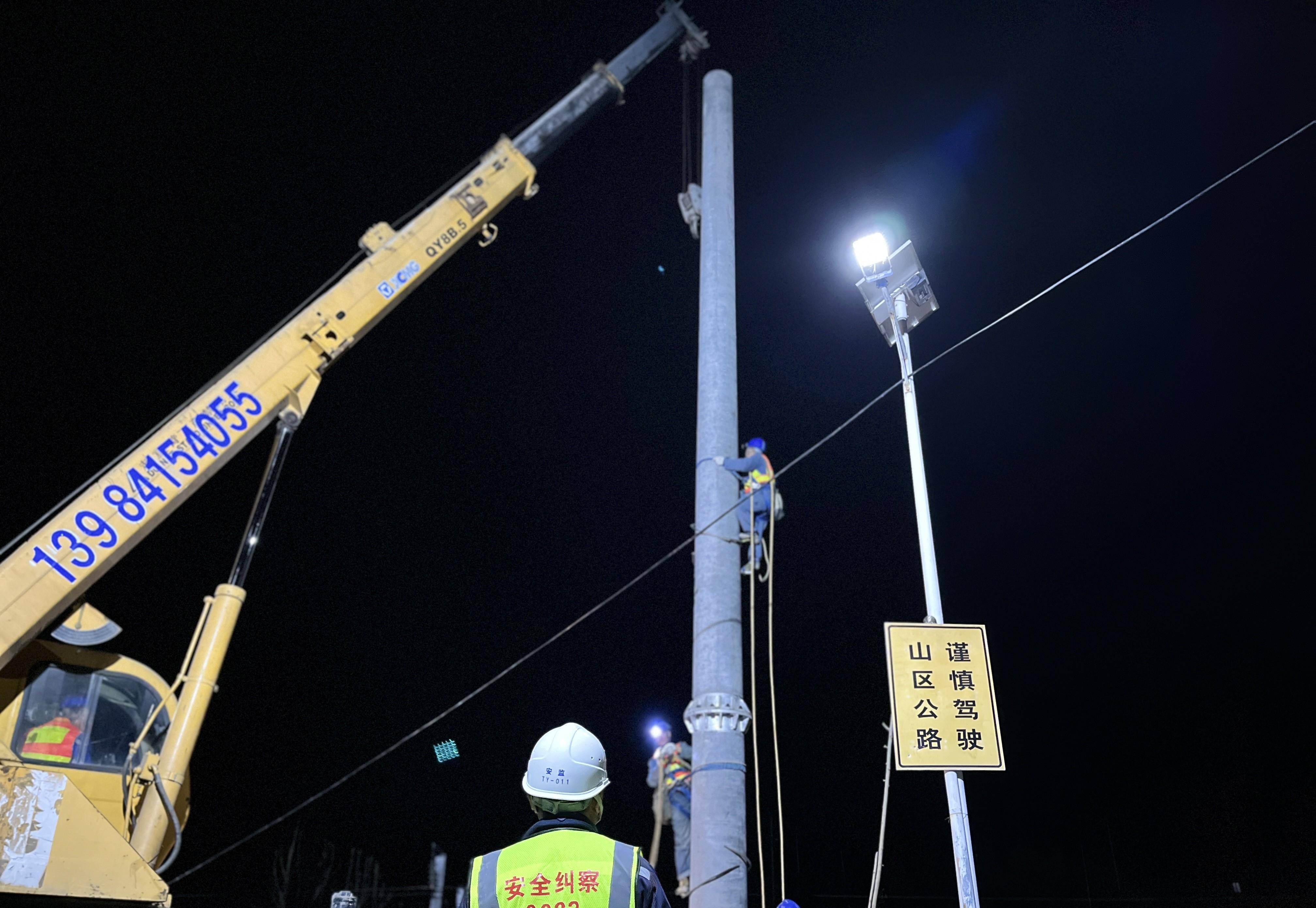 贵阳供电局:进行线路迁改助力贵南高铁片区建设_施工_工作_夜间