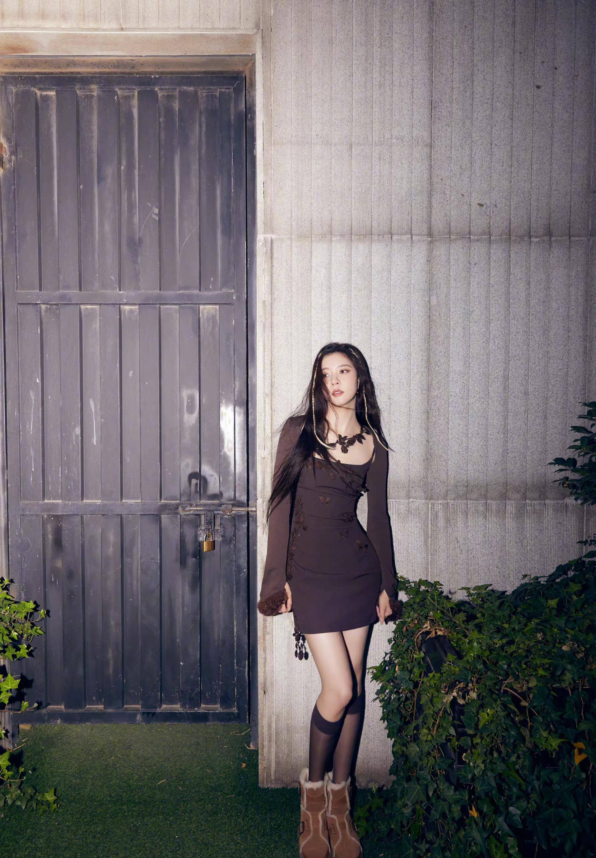 宋妍霏刺绣裙雪地靴造型,穿蝴蝶吊带裙秀好身材,甜辣十足_侵权_网络