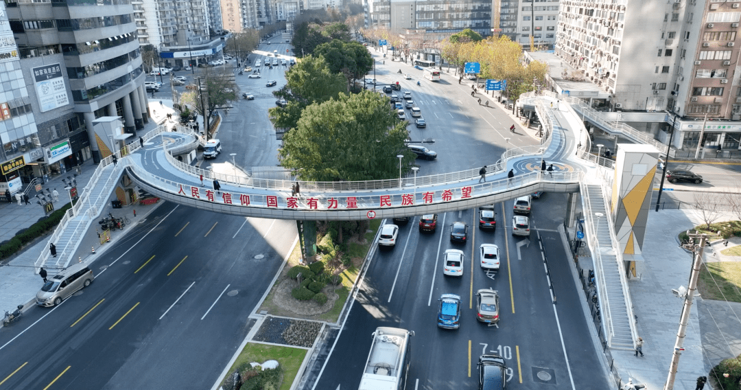 黄浦最有"创意"的人行天桥桥面,来啦!_徐家汇路_设计_市民