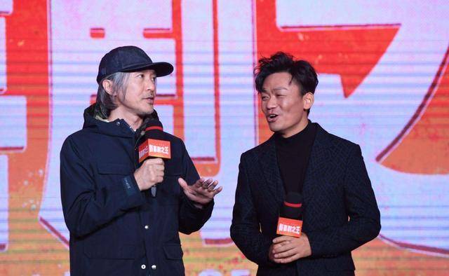 周星驰与王宝强同台宣传新电影,帽子也遮不住星爷满头白发_女子_不