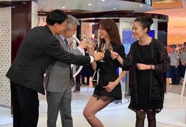 张长宁身高1.93米,和林月如站在一起.