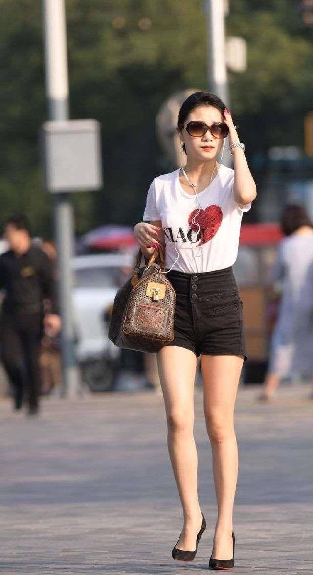 街拍:吊带搭配紧身牛仔裤,性感小蛮腰_气质_美女_时尚