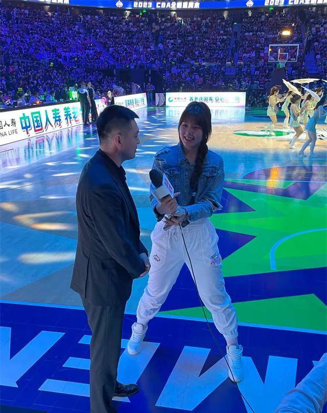 张长宁身高1.93米,和林月如站在一起.