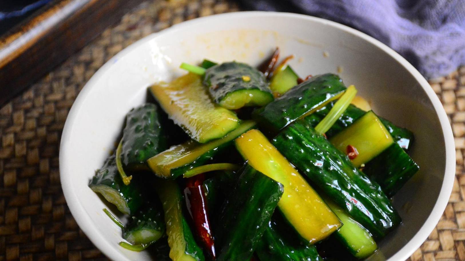 酒店里的秘制腌黄瓜做法,酸甜微辣嘎嘣脆,做一次吃一周,特省事_花椒