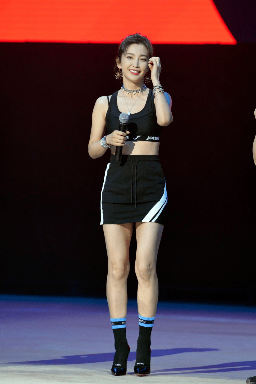 李冰冰素颜跑步再普通不过了,好在脸紧致不松,仍然比同龄人漂亮