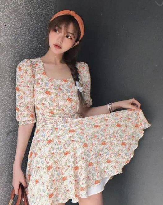 周扬青不理小哥出门游玩,穿红色旗袍素颜出镜,气质又美又飒!