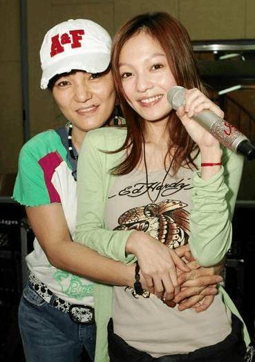 被父母坑惨的张韶涵得到好友力挺,阿娇新婚之际发文:永远支持她_控告