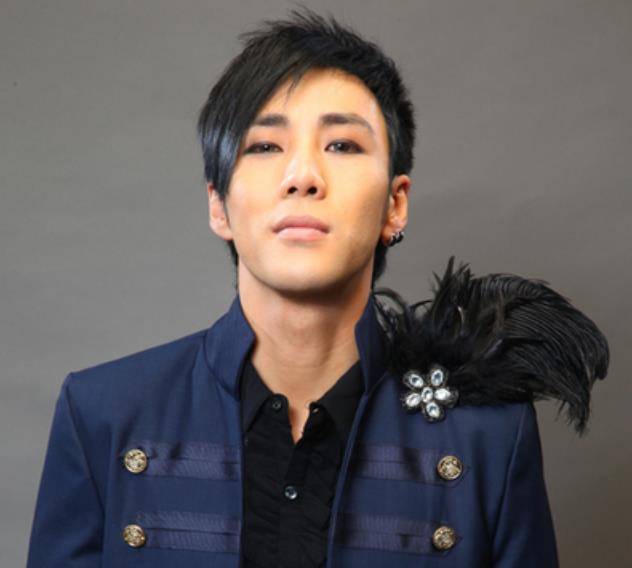 这位歌手就是陈旭,说到他的名字,我们会感觉十分陌生,但要说到他的