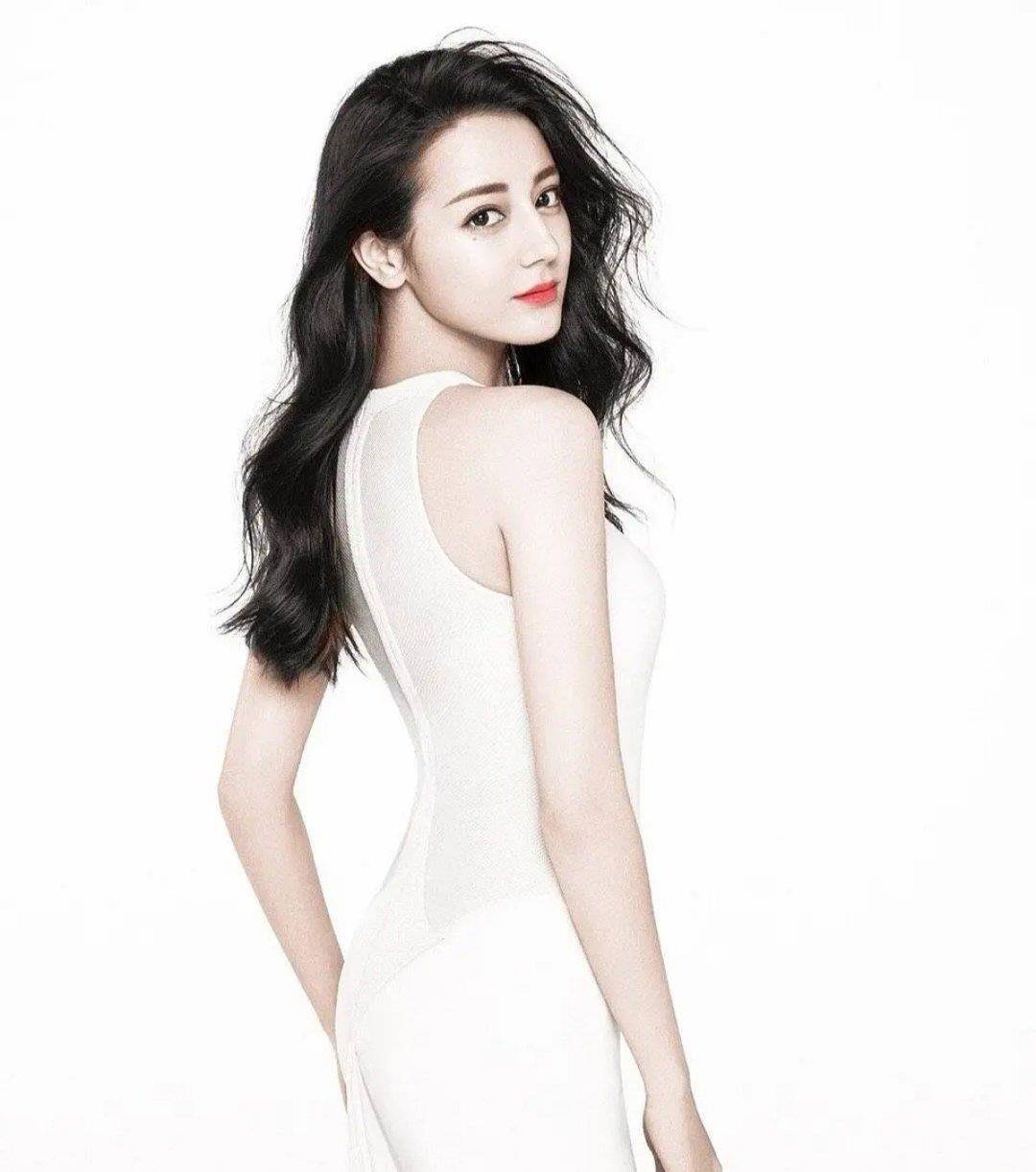 迪丽热巴更新ins发自拍,刘海捂眼时间太长,嘟着嘴担心_工作_生活_照片