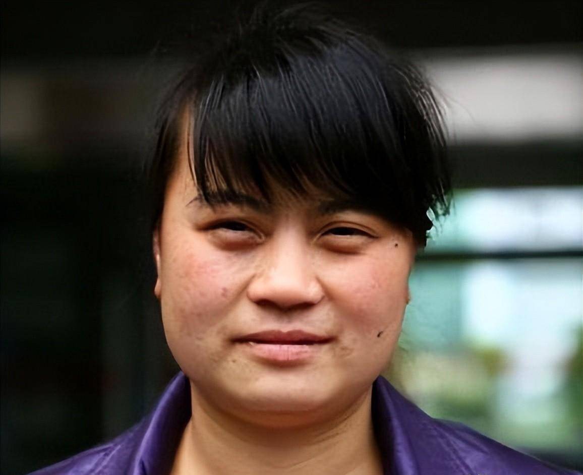 贵州雇主跑路,22岁保姆无私抚养双胞胎弃女长大,23年过去怎样了