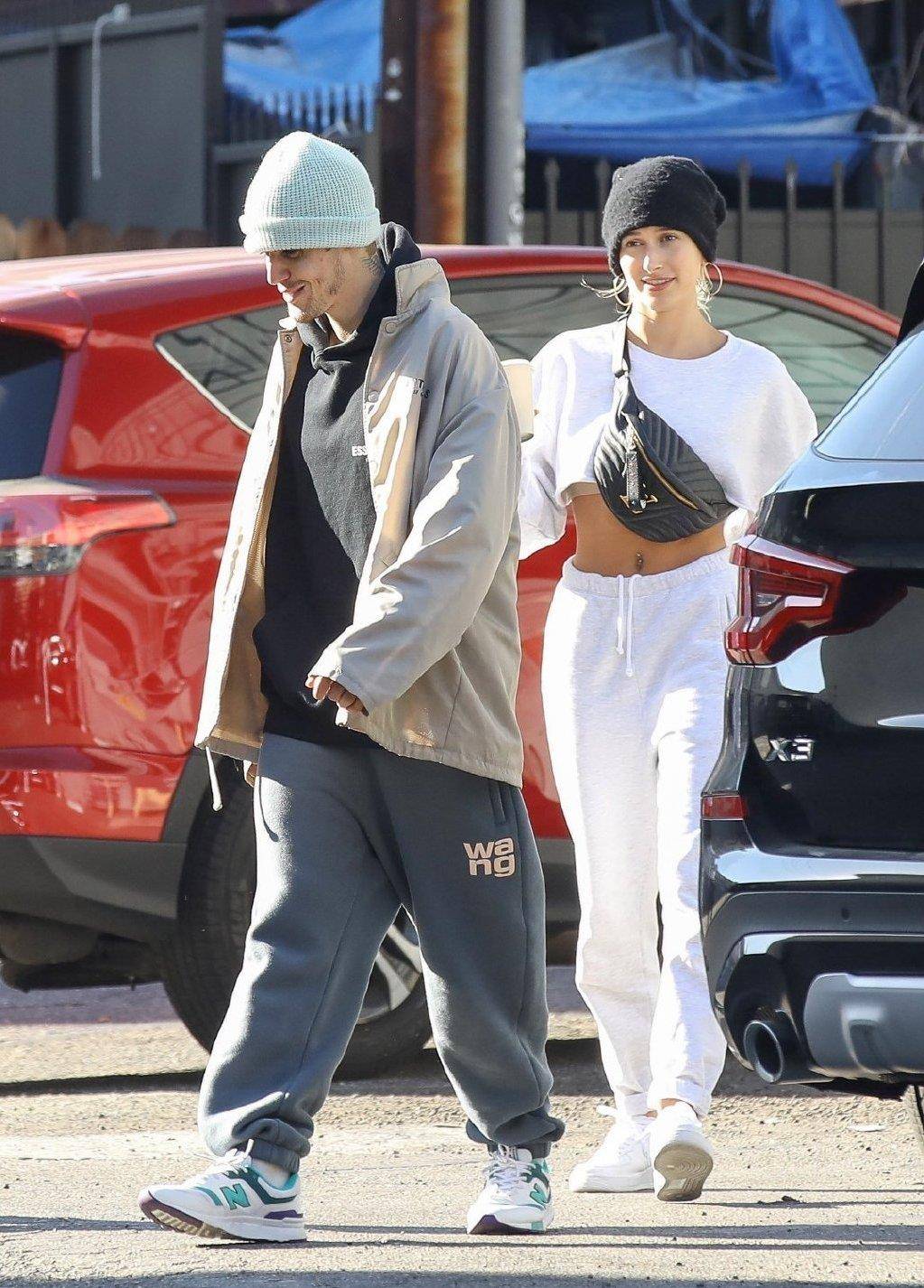 比伯穿成小老头老婆露脐装超吸睛_海莉_r&bieber_妻子