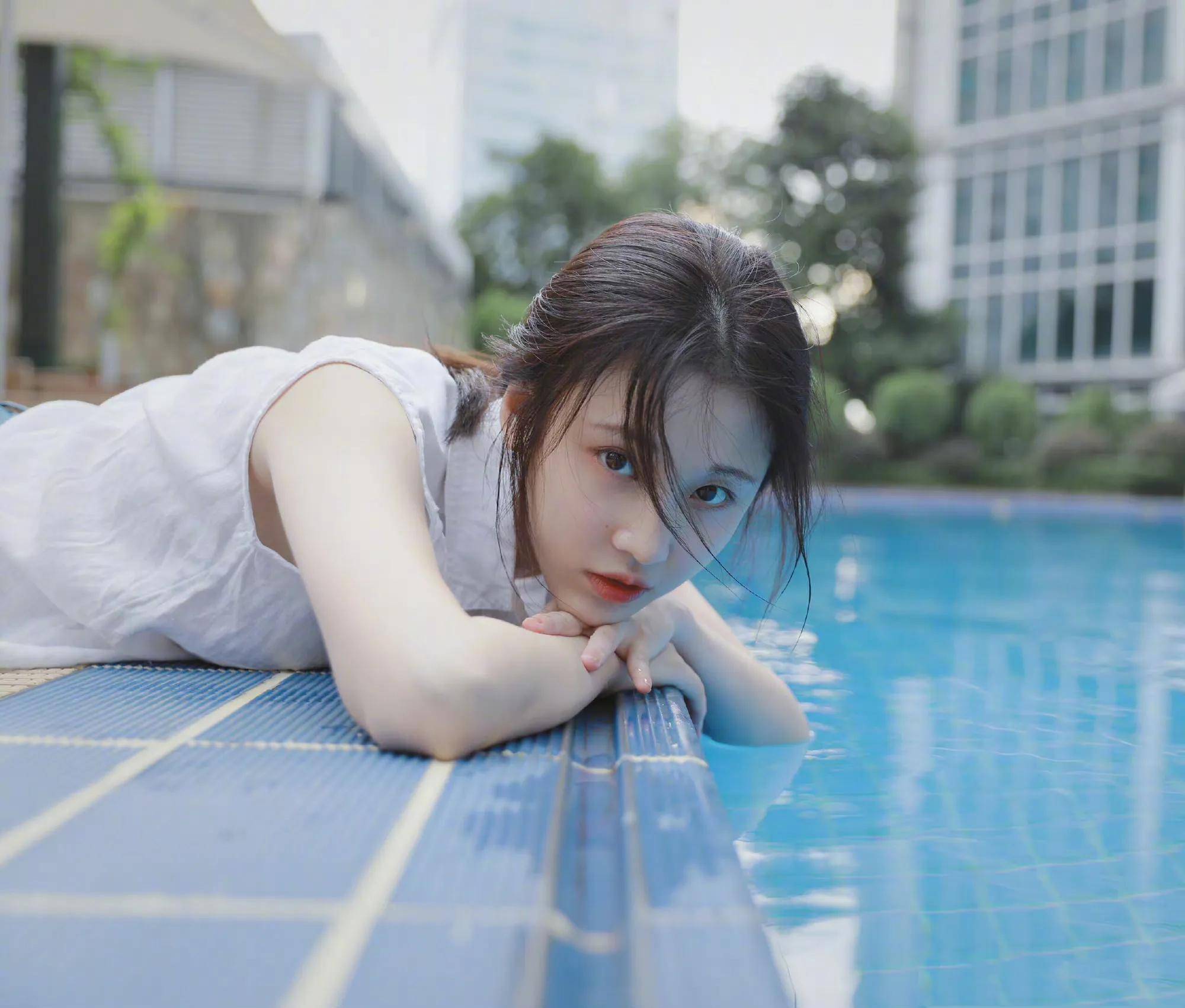 谋女郎张慧雯,泳池边清纯写真～_照片_感觉_头发