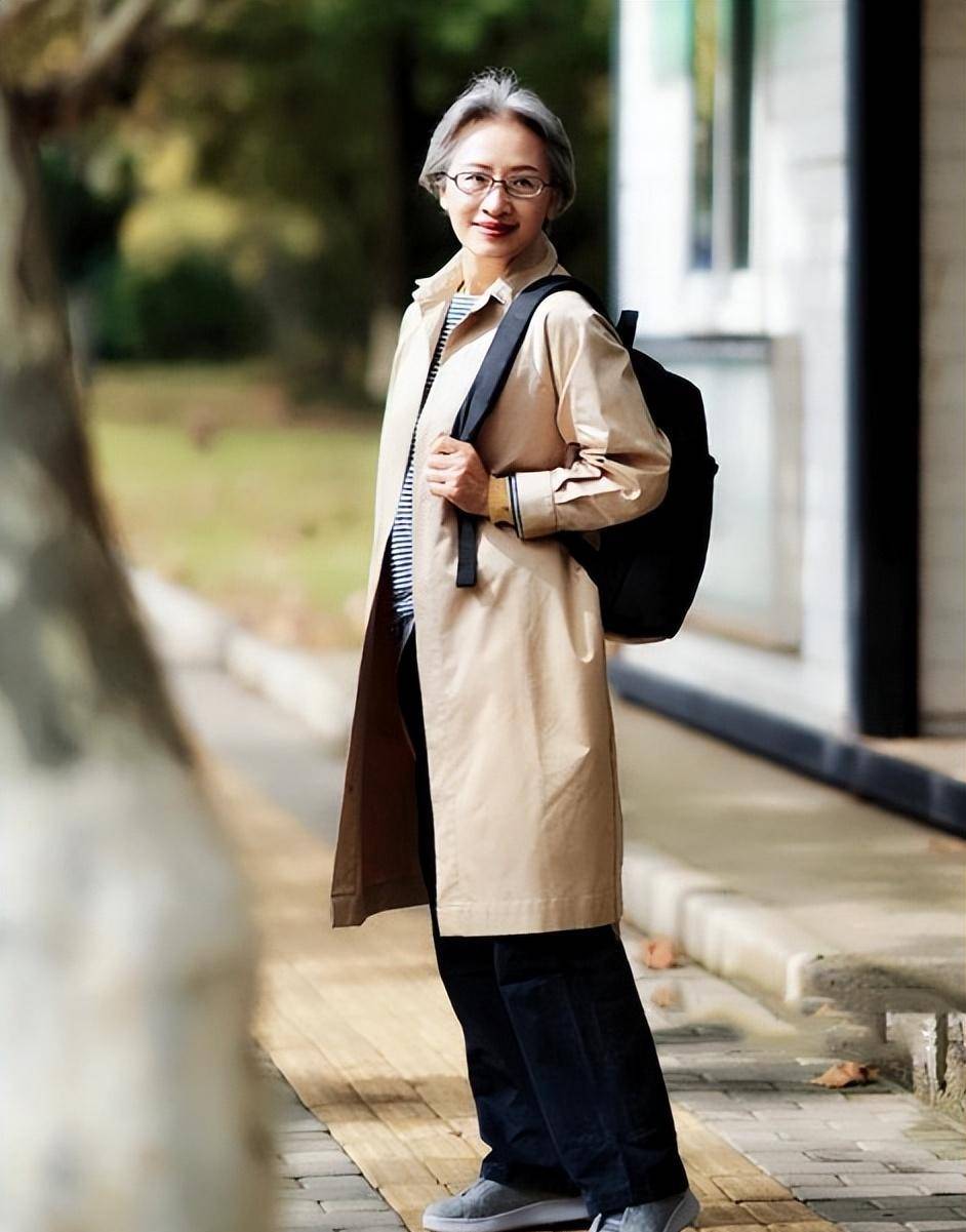 这才是中老年女人该有的样子:裙子不上膝,裤子不包臀,真洋气_整体