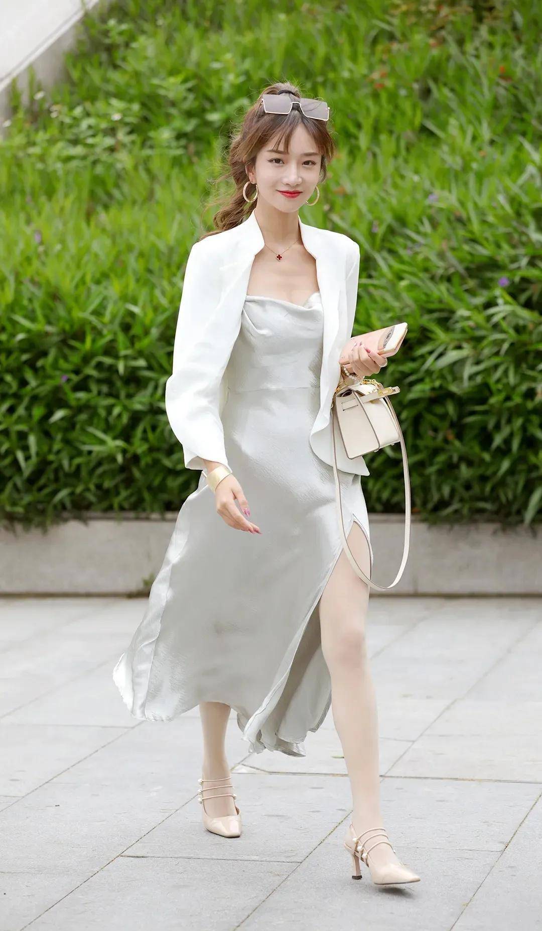 90分的真丝吊带连衣开叉裙,穿出100分的成熟女人味道!