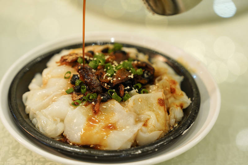 他家的豆豉鲮鱼蒸陈村粉比较让我感觉惊艳,是用筷子夹起粉,浸满在汁水