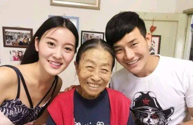 丑娘张少华:拼命拍戏错过儿子成长,晚年与老伴住40平房子里_时候_母亲