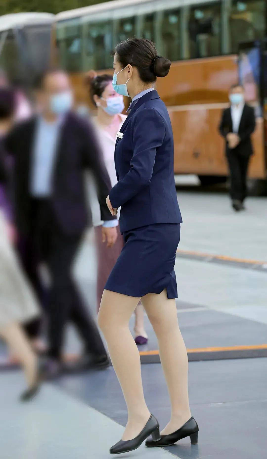 她一定是气质以及漂亮的脸蛋兼备的,一个没有才华的女人算不上是美女