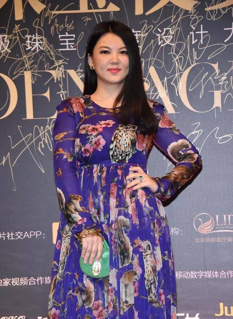 李湘很能穿,穿蕾丝裙尽显女人味的"饱满美"_娱乐_篇文章_头条