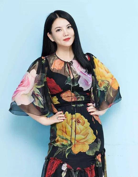 李湘很能穿,穿蕾丝裙尽显女人味的"饱满美"_娱乐_篇文章_头条