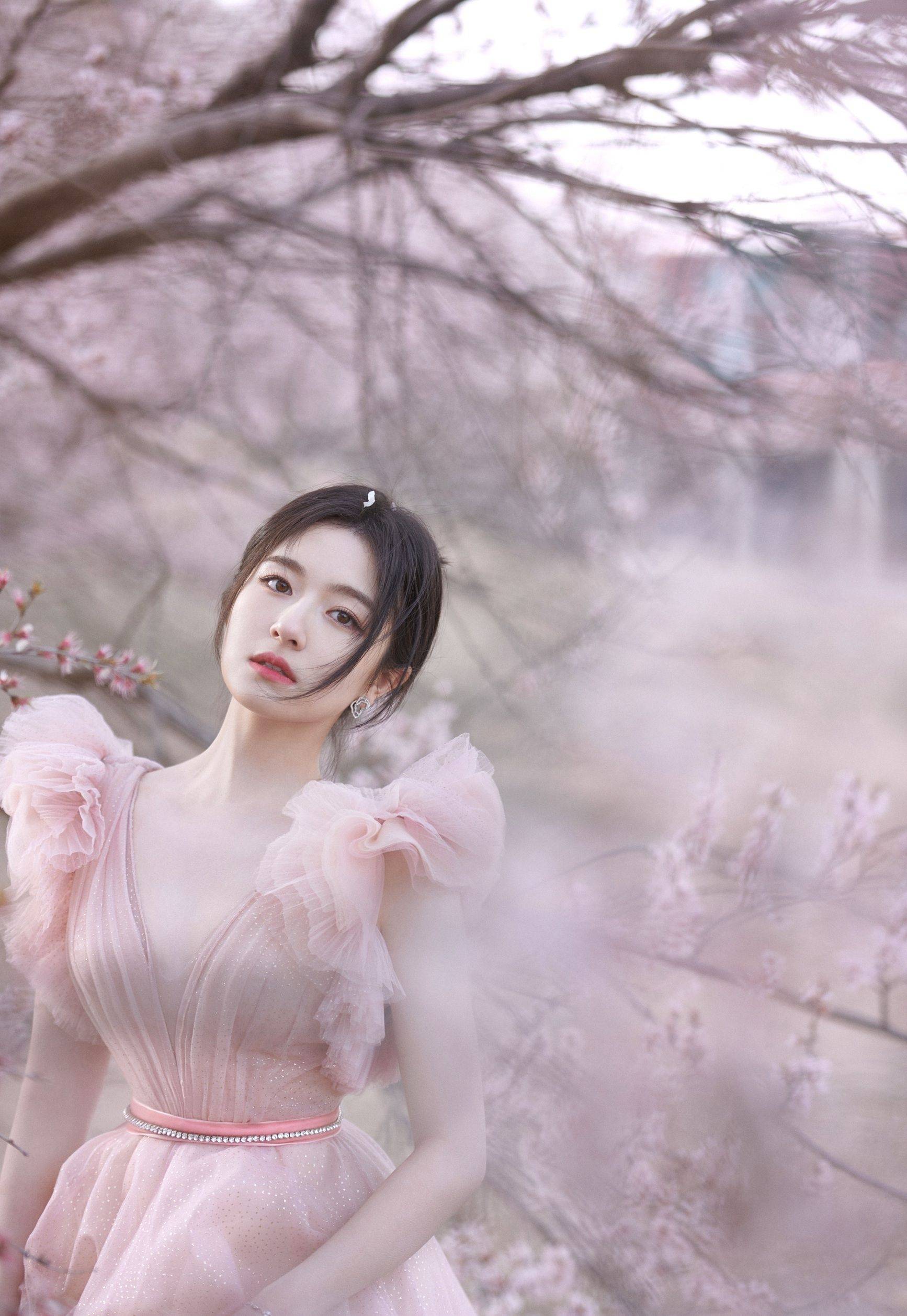 李兰迪粉红v领长裙性感写真_粉红色_演技_作品