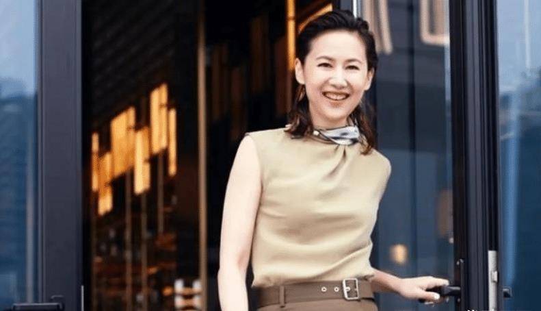 主持人王津元:嫁给大4岁富豪郭广昌,生下3个孩子,如今52岁很幸福_工作