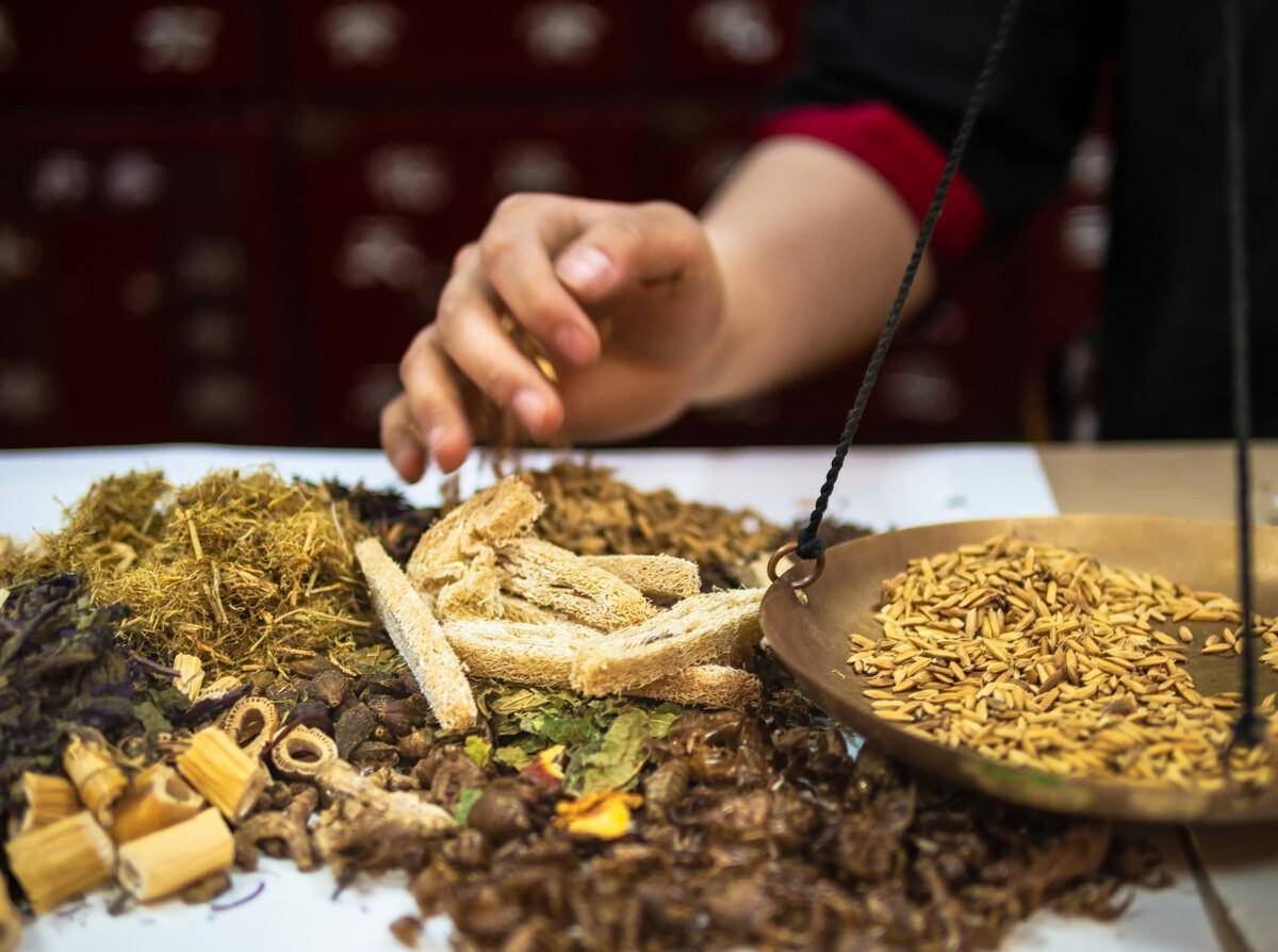 壮骨伸筋胶囊,疏风定痛丸等);皮肤病(消银片,润肤丸,湿毒清,消癣宁)