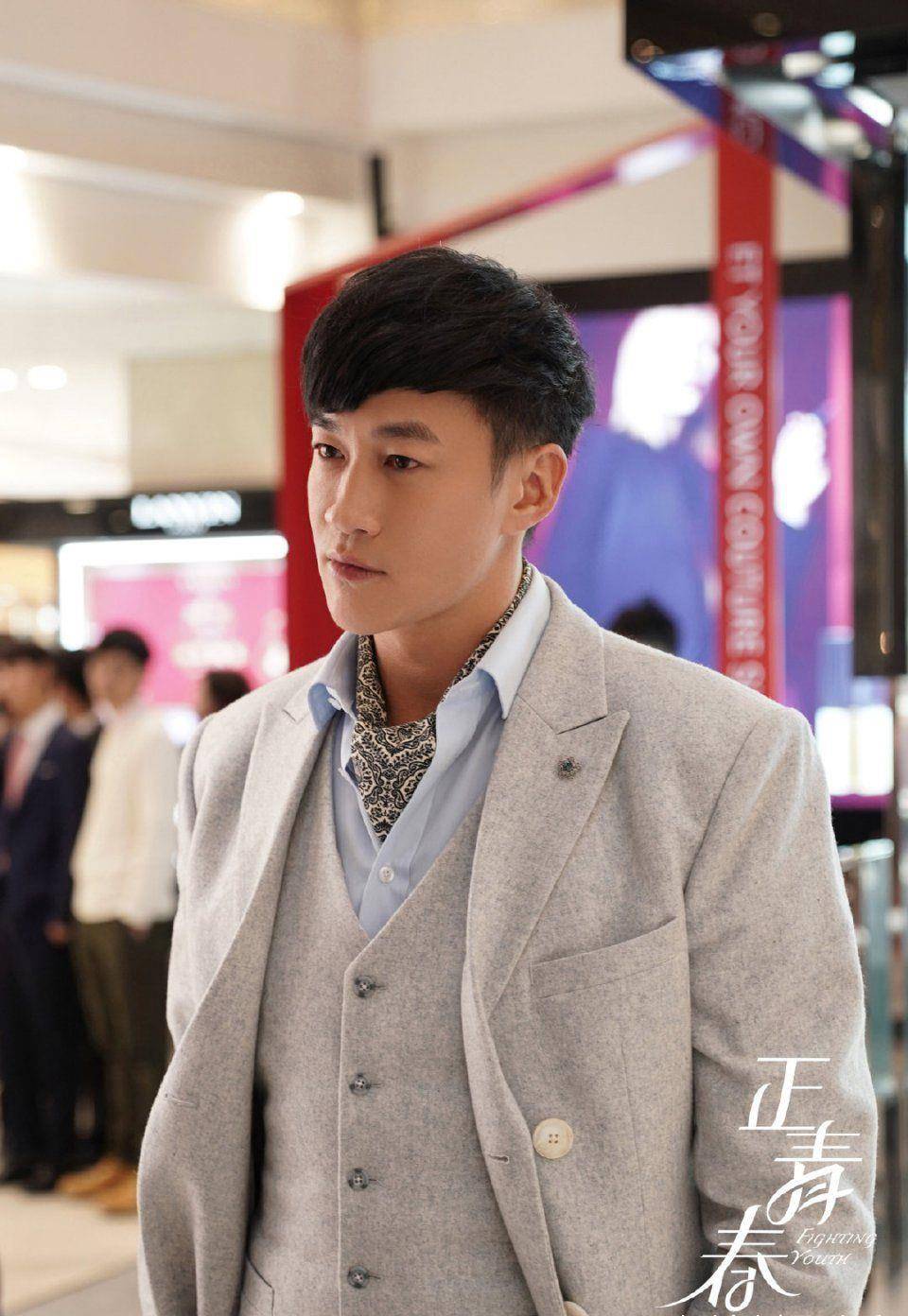 何润东与许多女演员都有过合作,而有些女演员的声望逐渐下降,一些人也