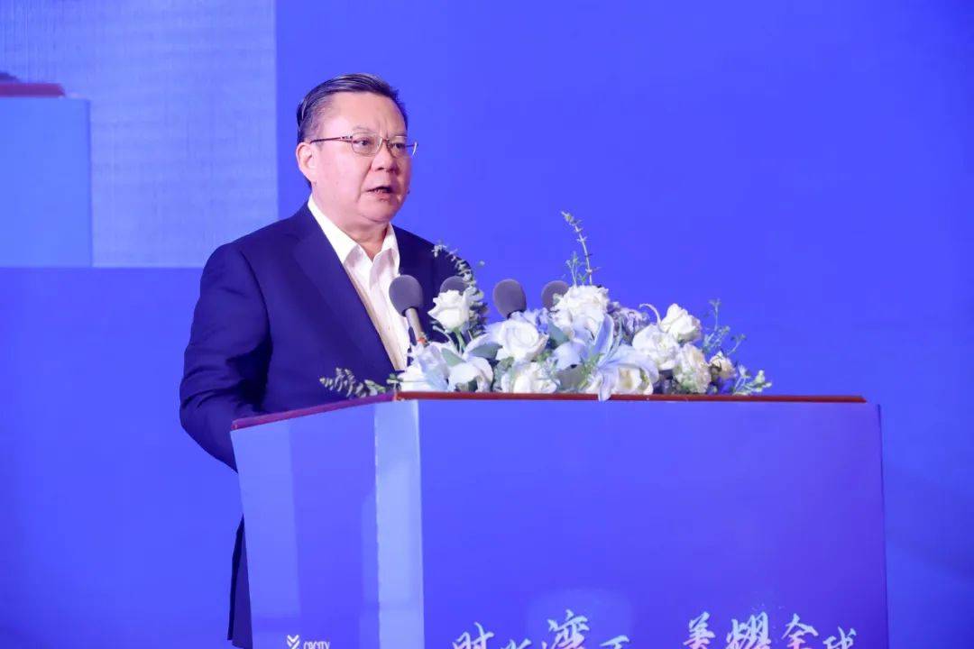 李晓东区长在晚宴上致辞,表达了对所有美业同仁的感谢,并讲到:"花都区