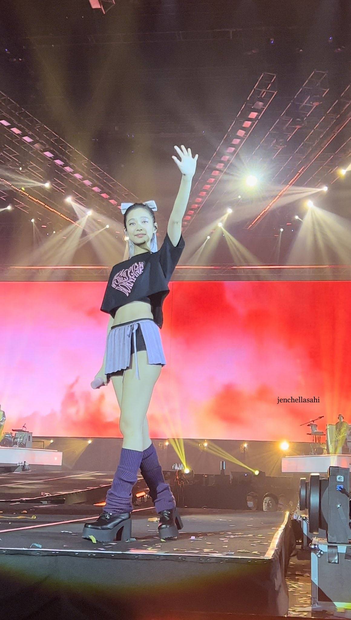 这样是在公然卖弄性感,更批评穿短裙的jennie「为什么不穿四角安全裤