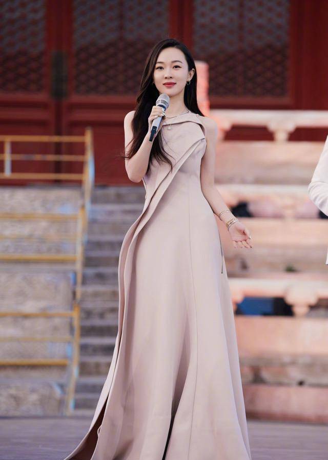 40岁霍思燕真是拼了,银色低胸裙大秀傲人上围,腰臀比太撩人!