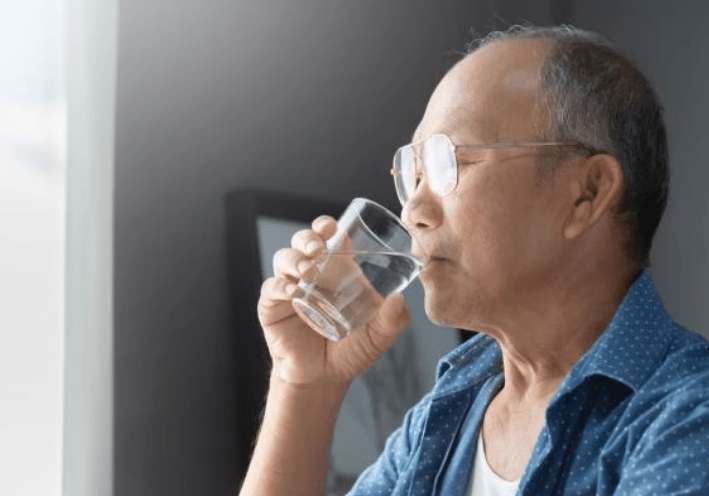 多喝水到底能不能稀释血液降血脂?血脂高的人,男人早做了解!