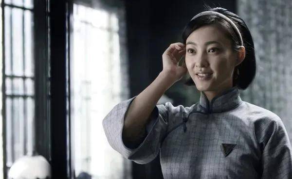 之后,向序在《血色迷雾》中饰演警察局长的女儿"郑小聪",在《当铺》中