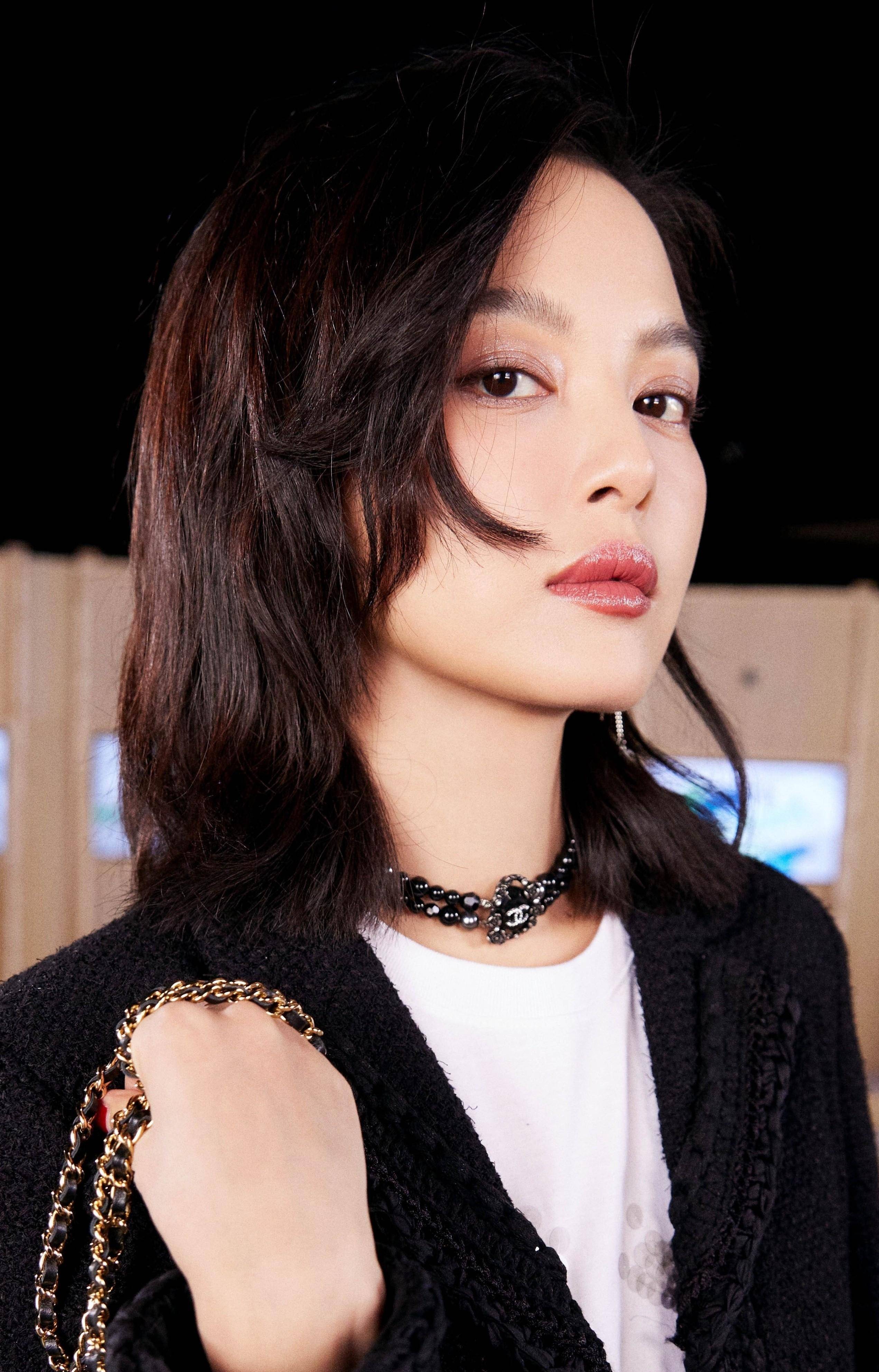 女神辛芷蕾黑丝腿穿细跟短靴性感动人(侵删)