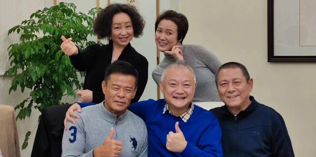 欧阳奋强晒老戏骨聚会照,"花仙子"范艳罕现身,61岁陈卫不见老_贾宝玉