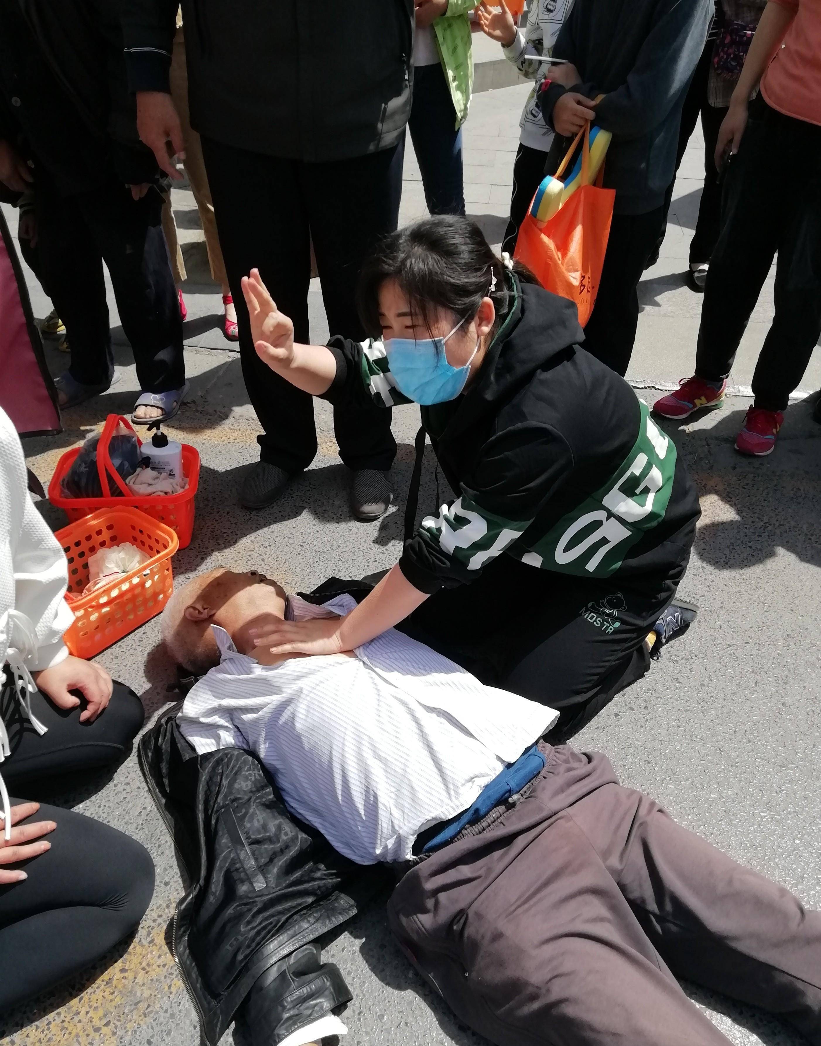 长沙老人晨练倒街头，49人路过无人救助，为何我们会变得如此冷漠刘先生报警男子 4840