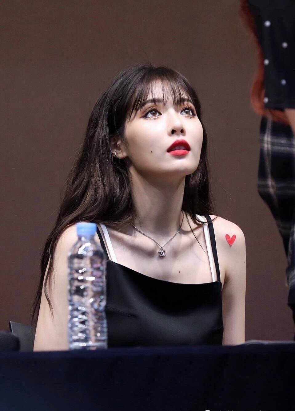 泫雅晒素颜照,年纪大姨妈,颜值一落千丈_嘴唇_粉色_美少女