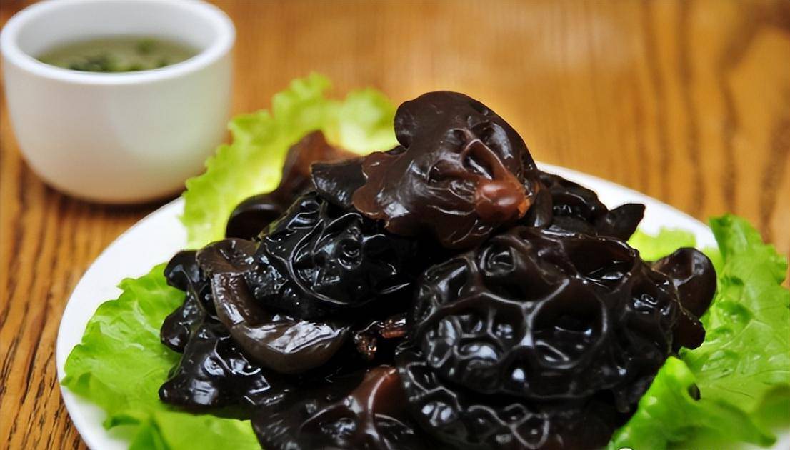 过敏体质的人:新鲜的木耳中可能含有光敏物质卟啉,吃了后经过阳光照射