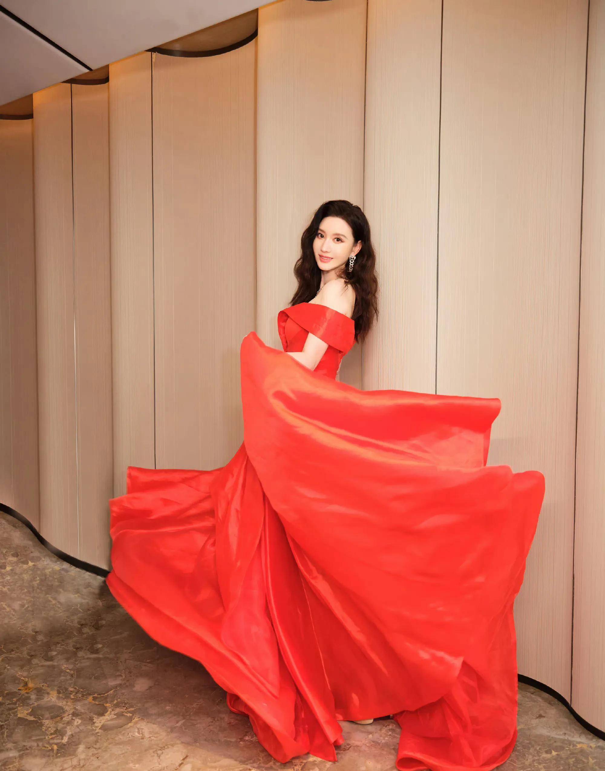 张萌穿抹胸深v红裙亮相电视剧品质盛典 艳丽妩媚 性感撩人_东方_卫视