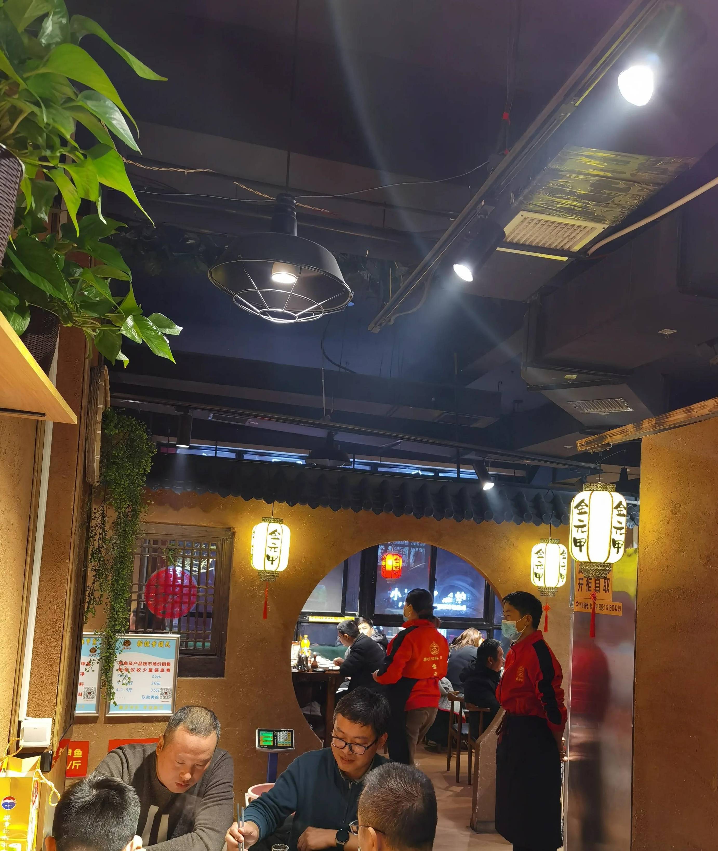 春夜2男2女在郑州金元甲甲鱼馆,吃老鳖焖牛鞭,才花500多文_权哥_牛仔