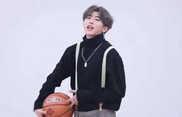 蔡徐坤获网民网同情,粉丝称露出鸡脚_网友_视频_警告