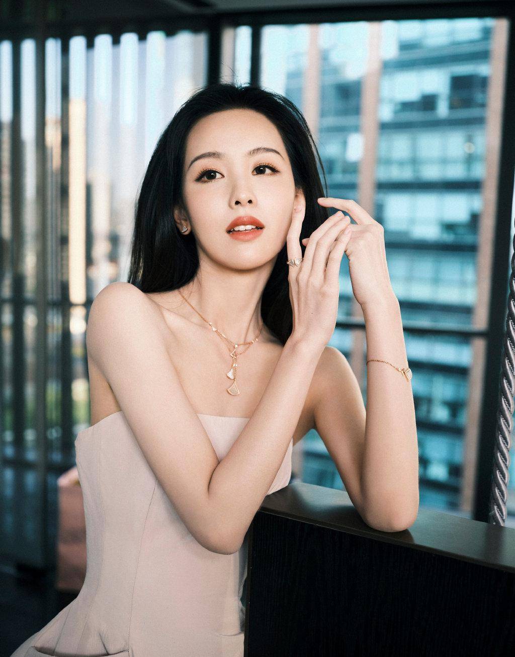 陈都灵活动造型分享,白色抹胸礼服裙气质且优雅,大秀身材,仿佛画中仙