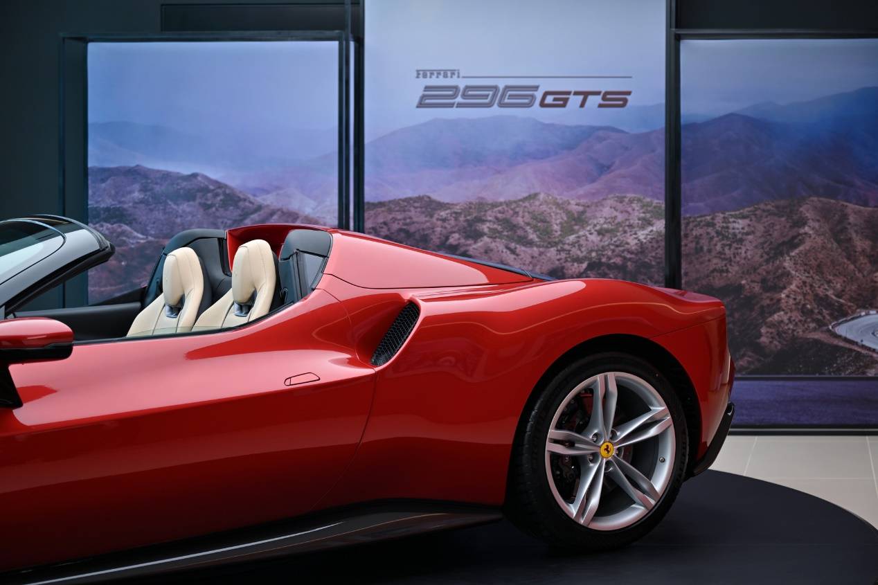 搭载v6混动大心脏,法拉利296gts亮相重庆_搜狐汽车_搜狐网