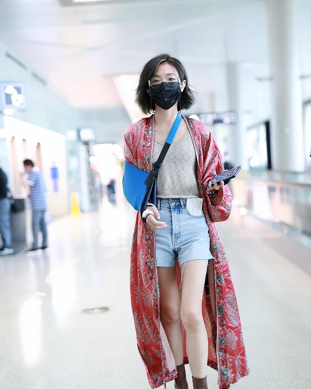 万茜穿牛仔短裤大秀迷人美腿,戴透明眼镜再现知性美人_时尚_气质_衣服