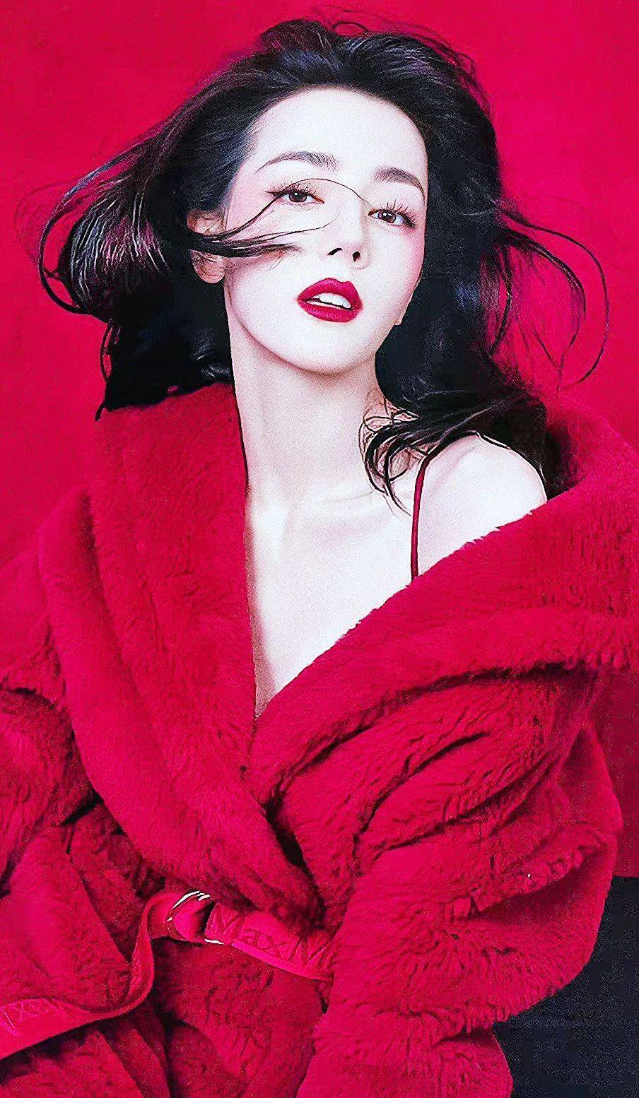 迪丽热巴身穿红色抹胸长裙,妩媚性感的身姿,简直让人风情万种_演艺圈