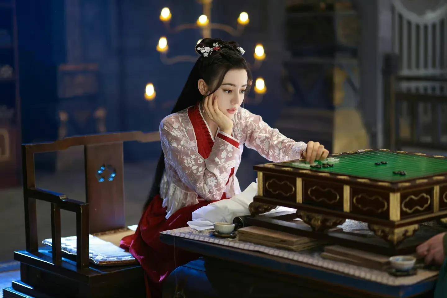 安乐传花絮,迪丽热巴和龚俊俊男女子好靓眼_造型_韩烨_金色